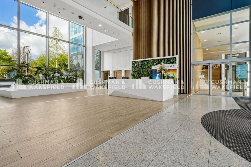 10-14 Rue Jean Bart, Massy to rent - Lobby - Image 2 of 15