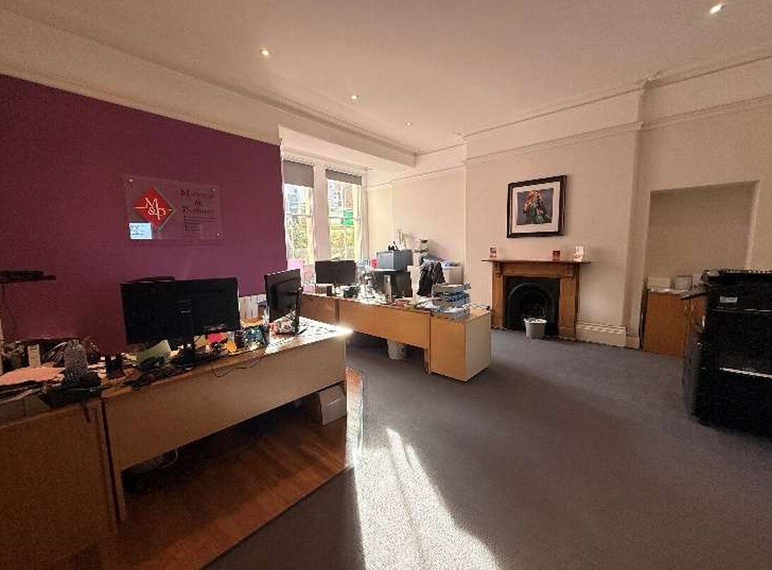 4 The Crescent, Plymouth to rent Interior Photo- Image 1 of 2