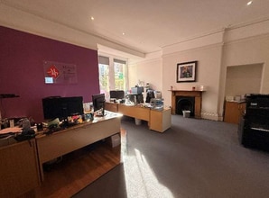 4 The Crescent, Plymouth to rent Interior Photo- Image 1 of 2