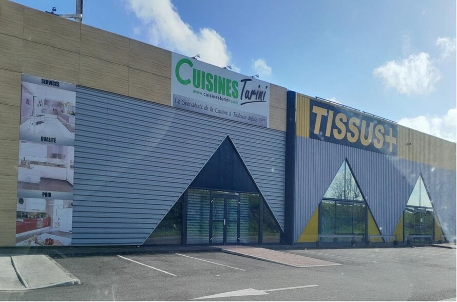 Retail in Portet-sur-Garonne to rent - Building Photo - Image 2 of 2