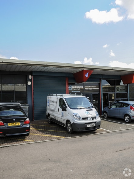 Travellers Clos, North Mymms to rent - Building Photo - Image 2 of 2