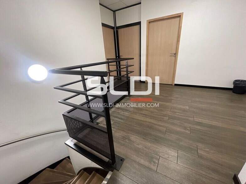 Light Industrial in Mornant to rent - Interior Photo - Image 2 of 7