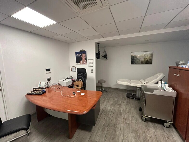 Office in Marseille for sale - Building Photo - Image 3 of 11