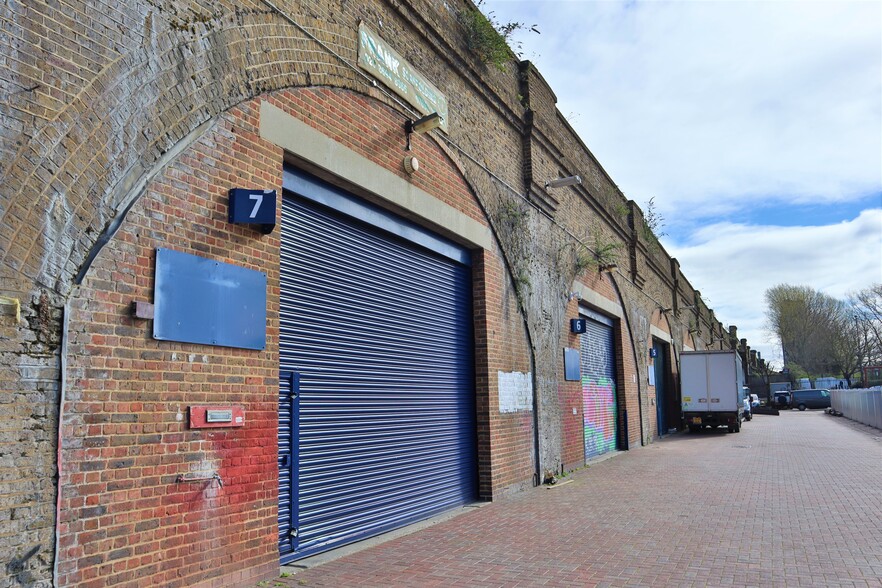 Trundleys Rd, London to rent - Building Photo - Image 2 of 5