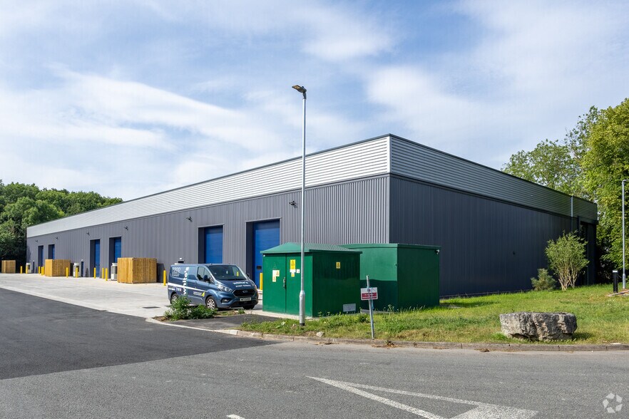 5 Padgets Ln, Redditch to rent - Building Photo - Image 2 of 3