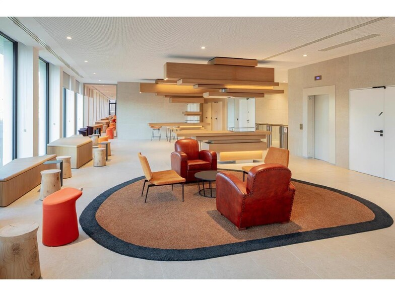 11 Avenue Dubonnet, Courbevoie to rent - Building Photo - Image 3 of 17