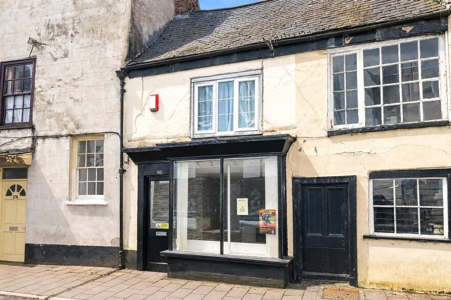 140 East St, South Molton to rent - Building Photo - Image 1 of 4