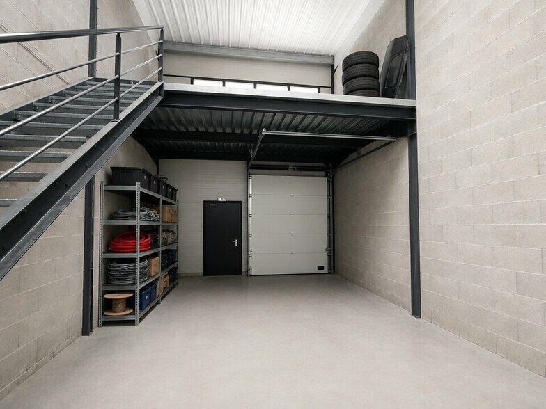 Light Industrial in Vaulx-Milieu for sale - Interior Photo - Image 3 of 9