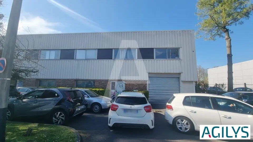 Location Local d'activités 880 m² - Photo 1