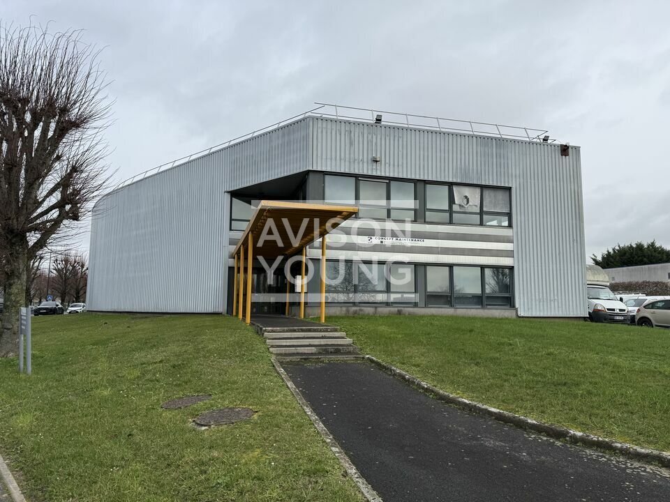 Light Industrial in Le Mesnil-Amelot to rent Building Photo- Image 1 of 5
