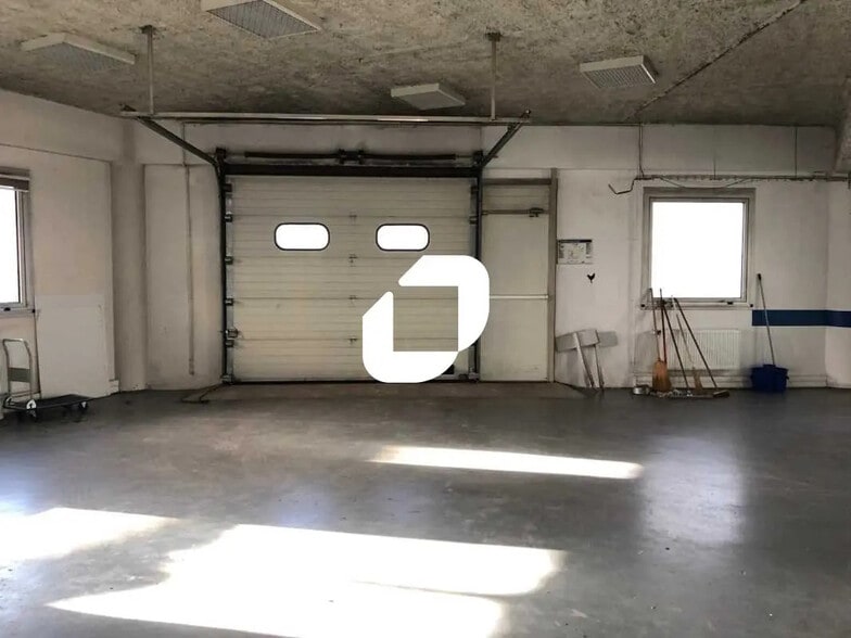 Light Industrial in Nanterre to rent - Interior Photo - Image 3 of 9