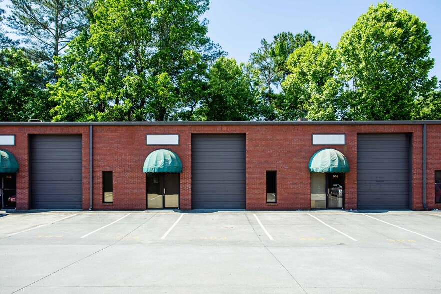 390 W Pike St, Lawrenceville, GA for rent - Building Photo - Image 1 of 5