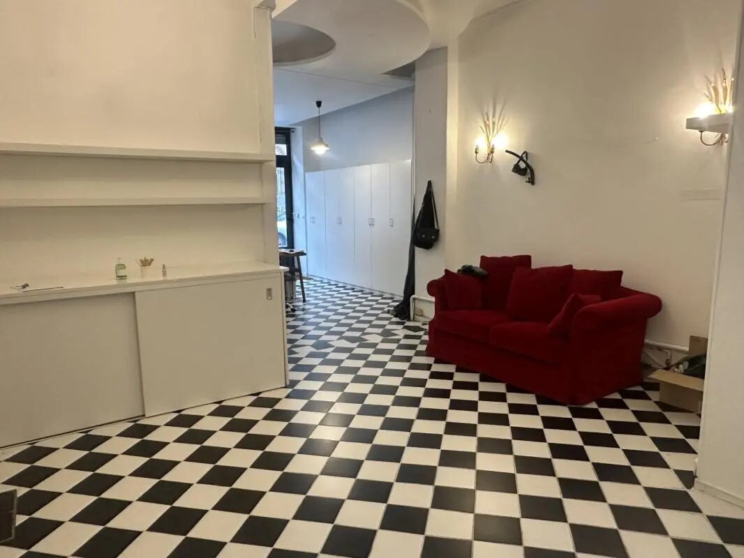 Retail in Paris to rent Interior Photo- Image 1 of 6