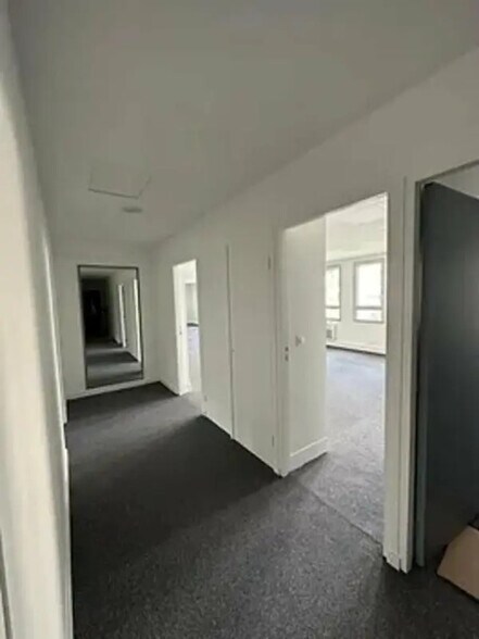 Office in Clichy to rent - Interior Photo - Image 2 of 7