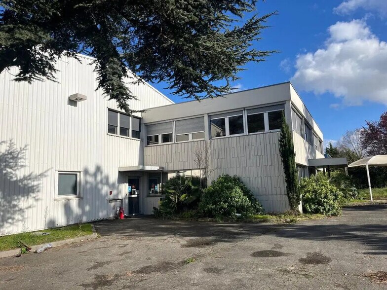 7-11 Rue De L'Equerre, SAINT-OUEN-L'AUMONE to rent - Building Photo - Image 2 of 11