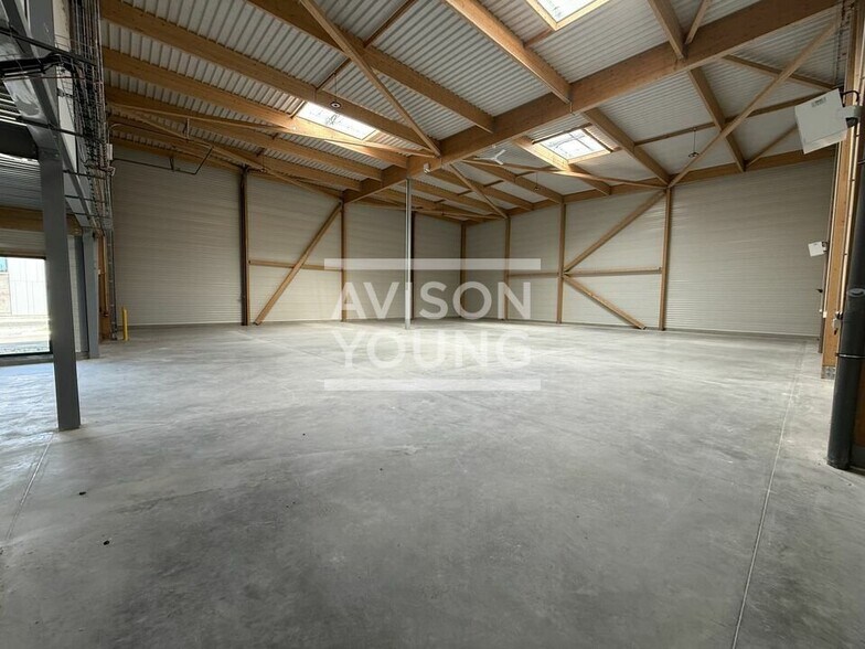 Light Industrial in Courtry for sale - Interior Photo - Image 2 of 9