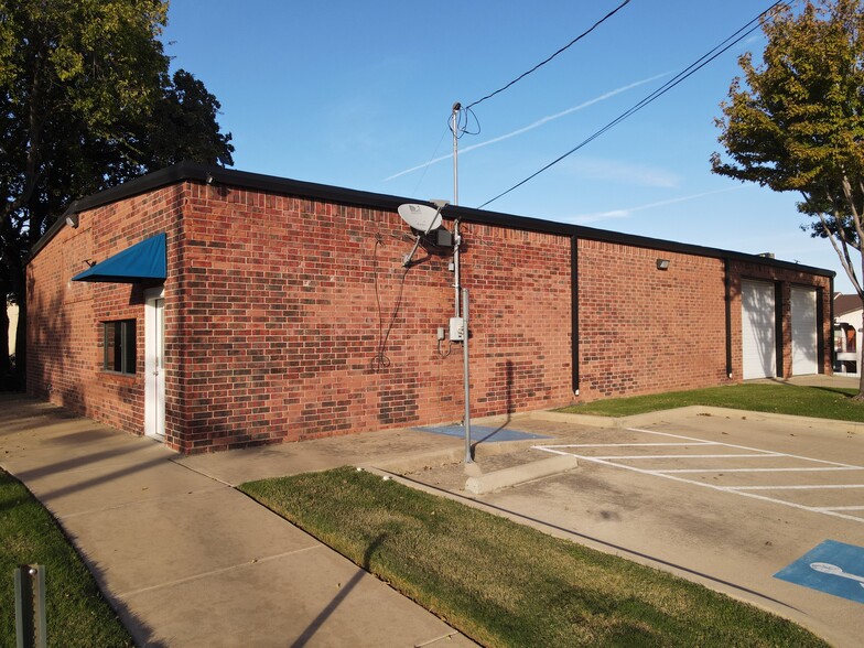 1911 Bernard St, Denton, TX for rent - Building Photo - Image 1 of 6