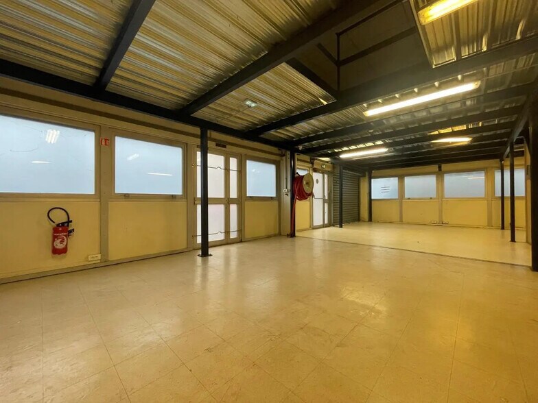 Light Industrial in Montigny-le-Bretonneux for sale - Interior Photo - Image 3 of 8