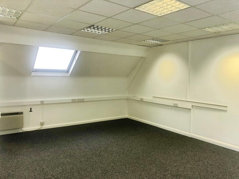 Tremadoc Rd, London to rent - Building Photo - Image 3 of 8