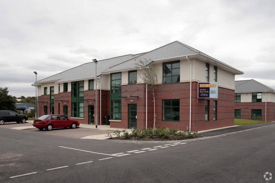 Salmon Fields, Oldham to rent - Building Photo - Image 2 of 5