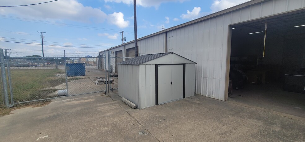 107 Mcnutt Rd, Hutto, TX for rent - Building Photo - Image 3 of 6