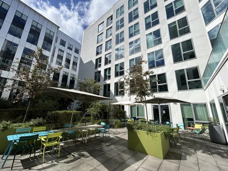 7 Rue Henri Becquerel, Rueil-Malmaison to rent - Building Photo - Image 2 of 20