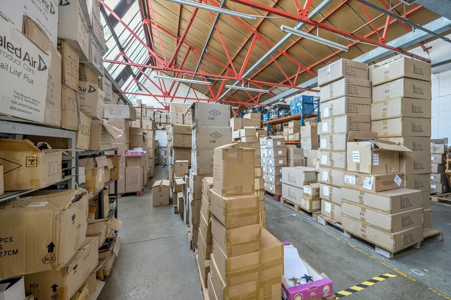 Garnett Close, Watford to rent - Building Photo - Image 2 of 7