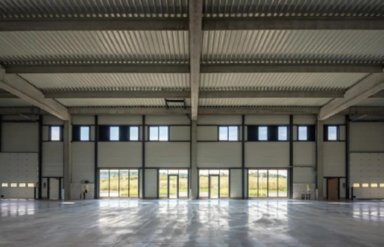 Light Industrial in Villefontaine to rent Interior Photo- Image 1 of 6