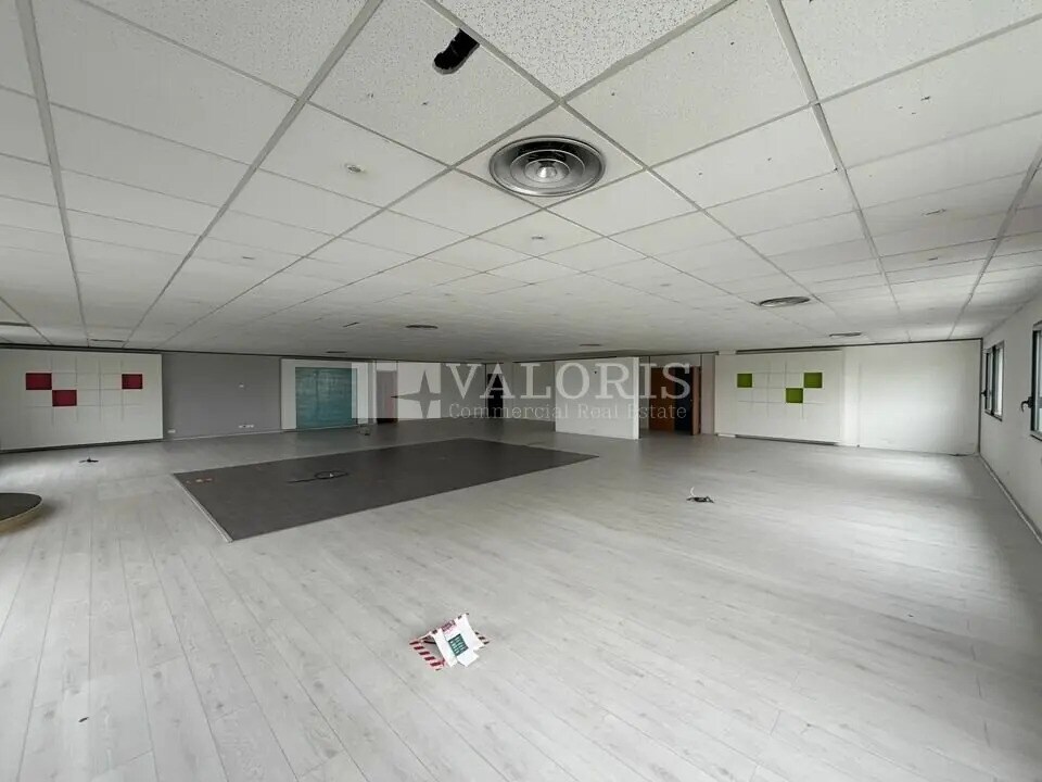 Light Industrial in Limonest to rent Interior Photo- Image 1 of 14