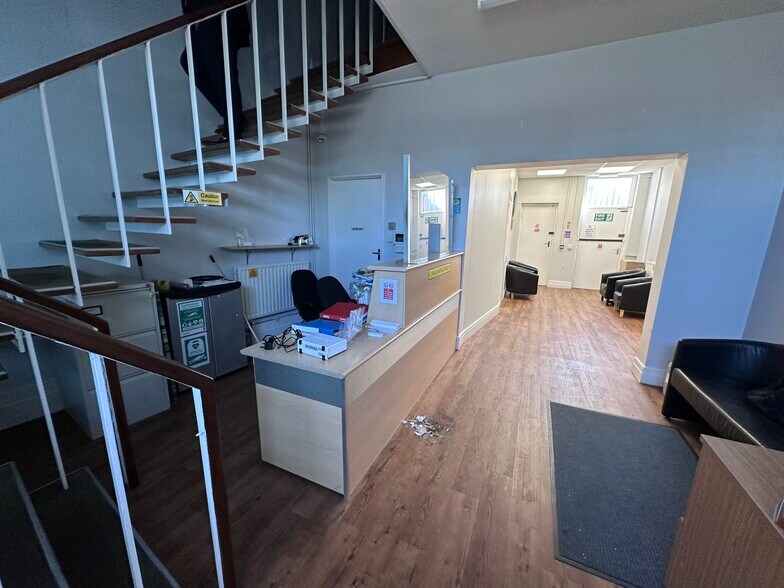 8 Cleethorpe Rd, Grimsby for sale - Interior Photo - Image 3 of 3