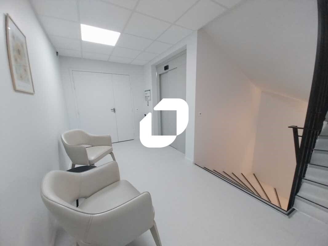 Office in Maurepas to rent Lobby- Image 1 of 12