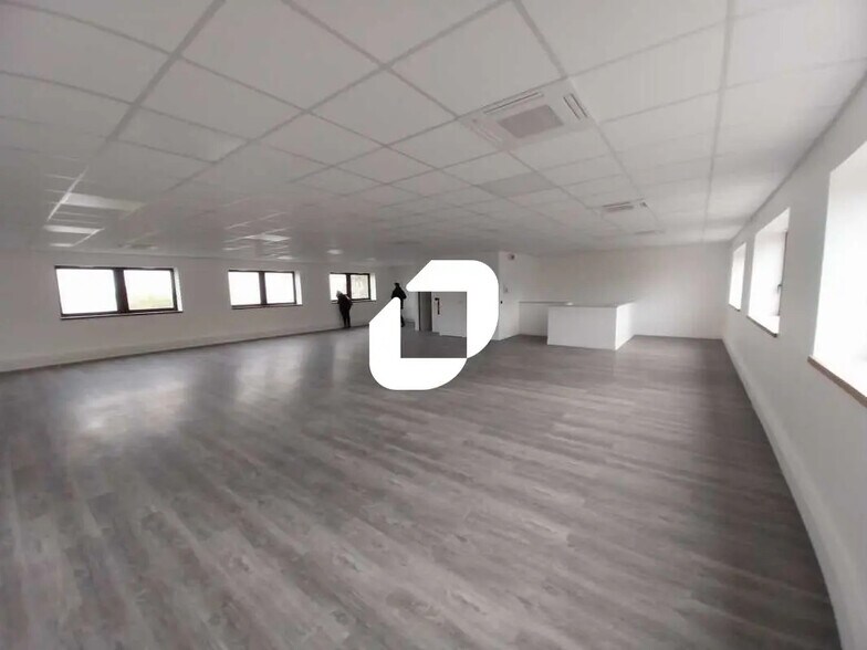 Light Industrial in SAINT-OUEN-L'AUMONE to rent - Interior Photo - Image 2 of 10