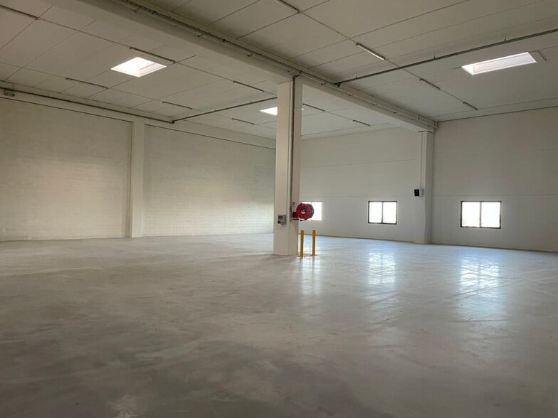 Industrial in Bondy to rent - Building Photo - Image 2 of 11