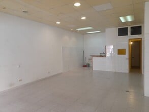 Retail in Sant Just Desvern, Barcelona to rent Interior Photo- Image 2 of 6