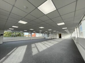 London Rd, Morden to rent Interior Photo- Image 1 of 5