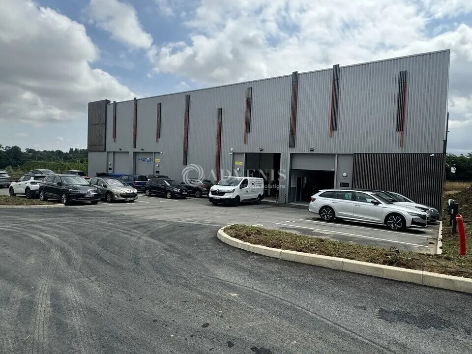 Light Industrial in Louvres to rent Building Photo- Image 1 of 8