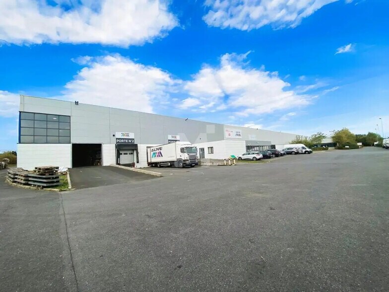 Office in Moissy-Cramayel to rent - Building Photo - Image 2 of 9