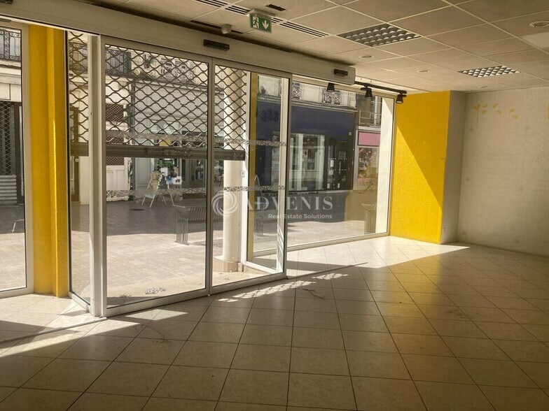 Industrial in Vendôme to rent - Interior Photo - Image 1 of 5