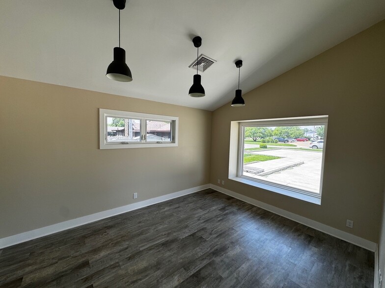 906 Shooting Park Rd, Peru, IL for rent - Interior Photo - Image 3 of 16