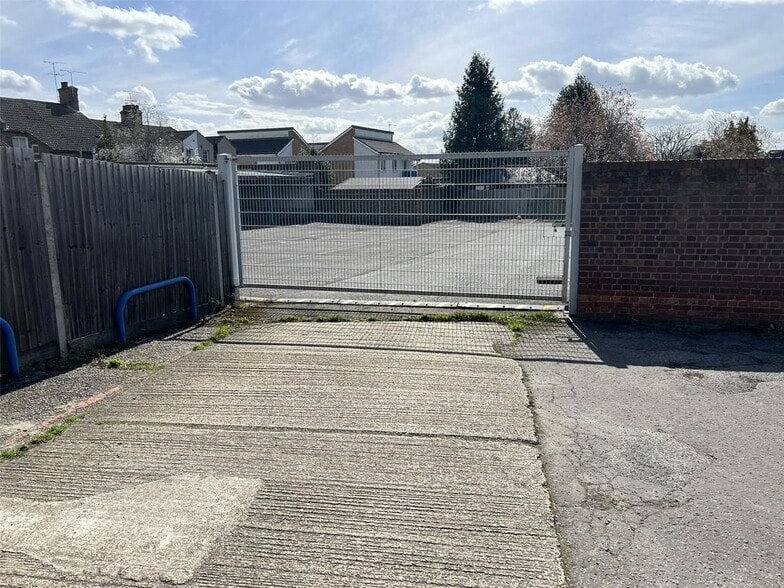 109 Rainsford Rd, Chelmsford to rent - Building Photo - Image 3 of 16