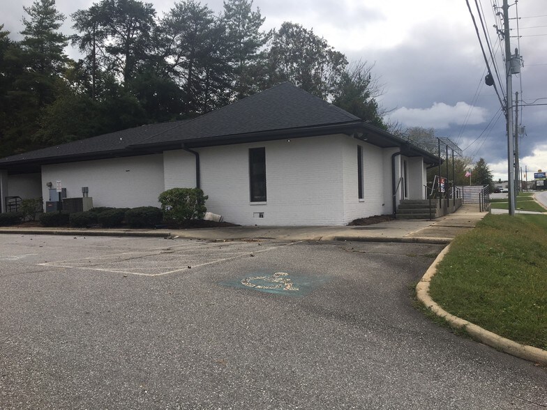 77 Airport Rd, Arden, NC 28704 UK