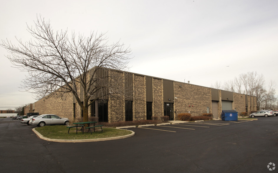 950-960 Lively Blvd, Wood Dale, IL for rent - Building Photo - Image 2 of 3