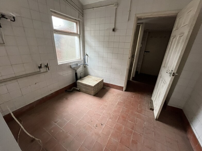 294-296 Clipsley Ln, Haydock to rent - Interior Photo - Image 3 of 7