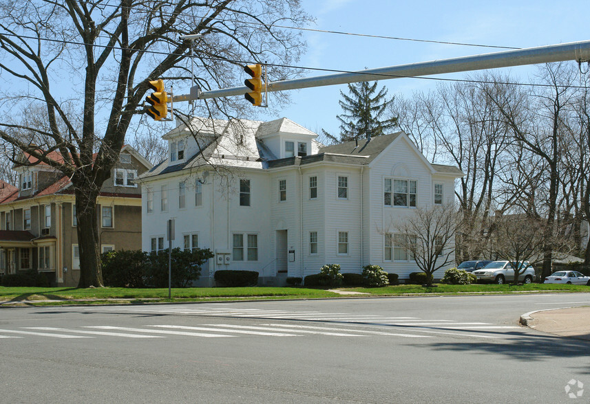 805 Farmington Ave, West Hartford, CT for sale - Building Photo - Image 1 of 1