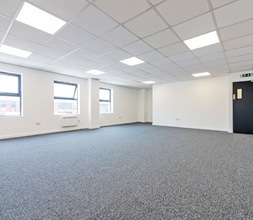 125 Brantwood Rd, London to rent Interior Photo- Image 2 of 2