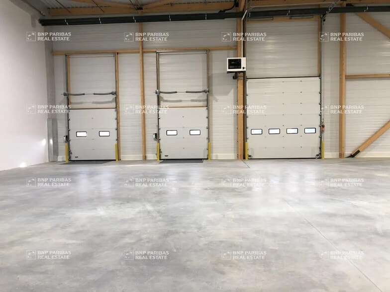 Light Industrial in Louvres to rent - Building Photo - Image 3 of 16