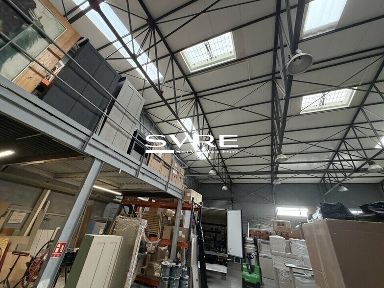 Industrial in Marseille to rent - Interior Photo - Image 2 of 8
