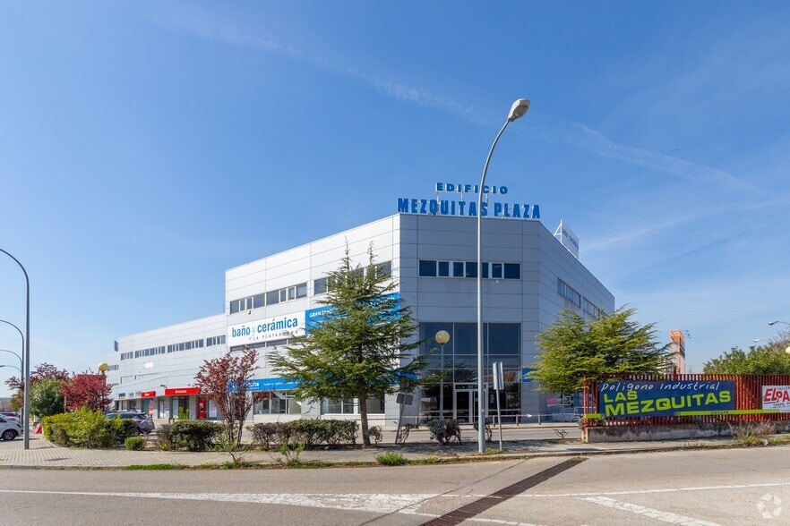 Loca y oficina en rentabilidad portfolio of 2 properties for sale on LoopNet.co.uk - Primary Photo - Image 2 of 2