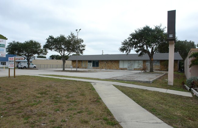 More details for 3395 E Bay Dr, Largo, FL - Retail, Light Industrial to Rent