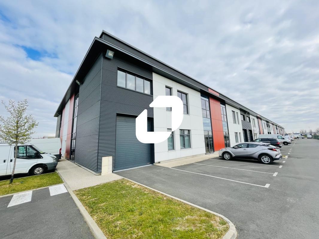 Light Industrial in Lieusaint to rent Building Photo- Image 1 of 6